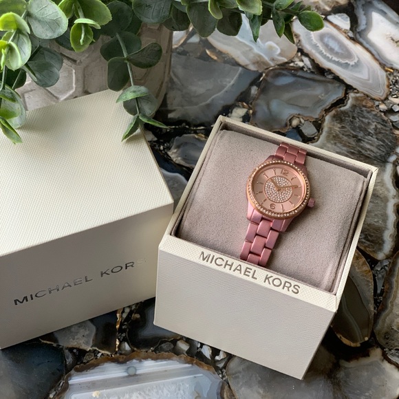 Michael Kors Accessories - Nwt Michael Kors rose gold runway watch